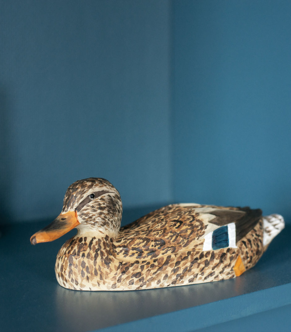 Stokkand Hunn – trefugl fra Snekkerbua, en håndlaget trefigur som fanger den elegante hunnens naturlige farger og trekk. En flott gave til fugleentusiaster og naturvenner.