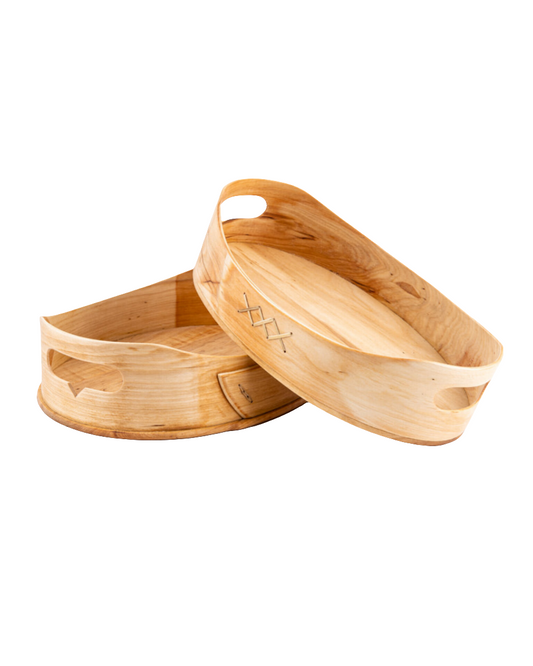 Sveipete fat i tre, et elegant håndlaget fat med unik form, perfekt som serveringsfat eller som et dekorativt element i hjemmet.