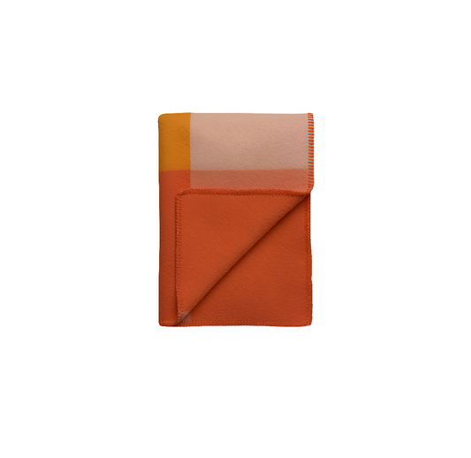 Syndin Multe ullpledd fra Røros Tweed, et mykt og varmt pledd i høy kvalitet ull, ideelt for å holde deg komfortabel og stilig både hjemme og ute.