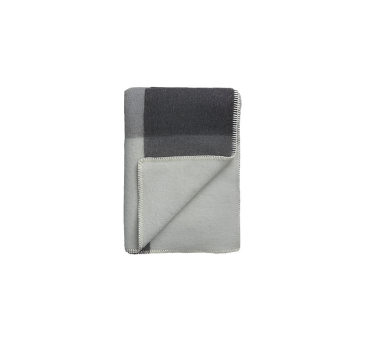 Syndin Slate ullpledd fra Røros Tweed, laget av høy kvalitets ull for ekstra varme og komfort. Perfekt for koselige kvelder hjemme eller utendørs bruk.