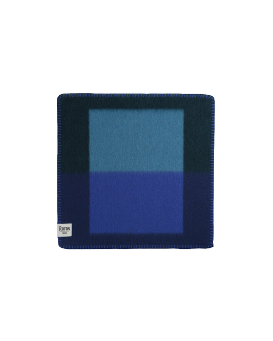 Syndin Well sitteunderlag fra Røros Tweed, laget for optimal komfort og isolasjon. Perfekt for både utendørs eventyr og innendørs bruk, og holder deg varm på kalde underlag.