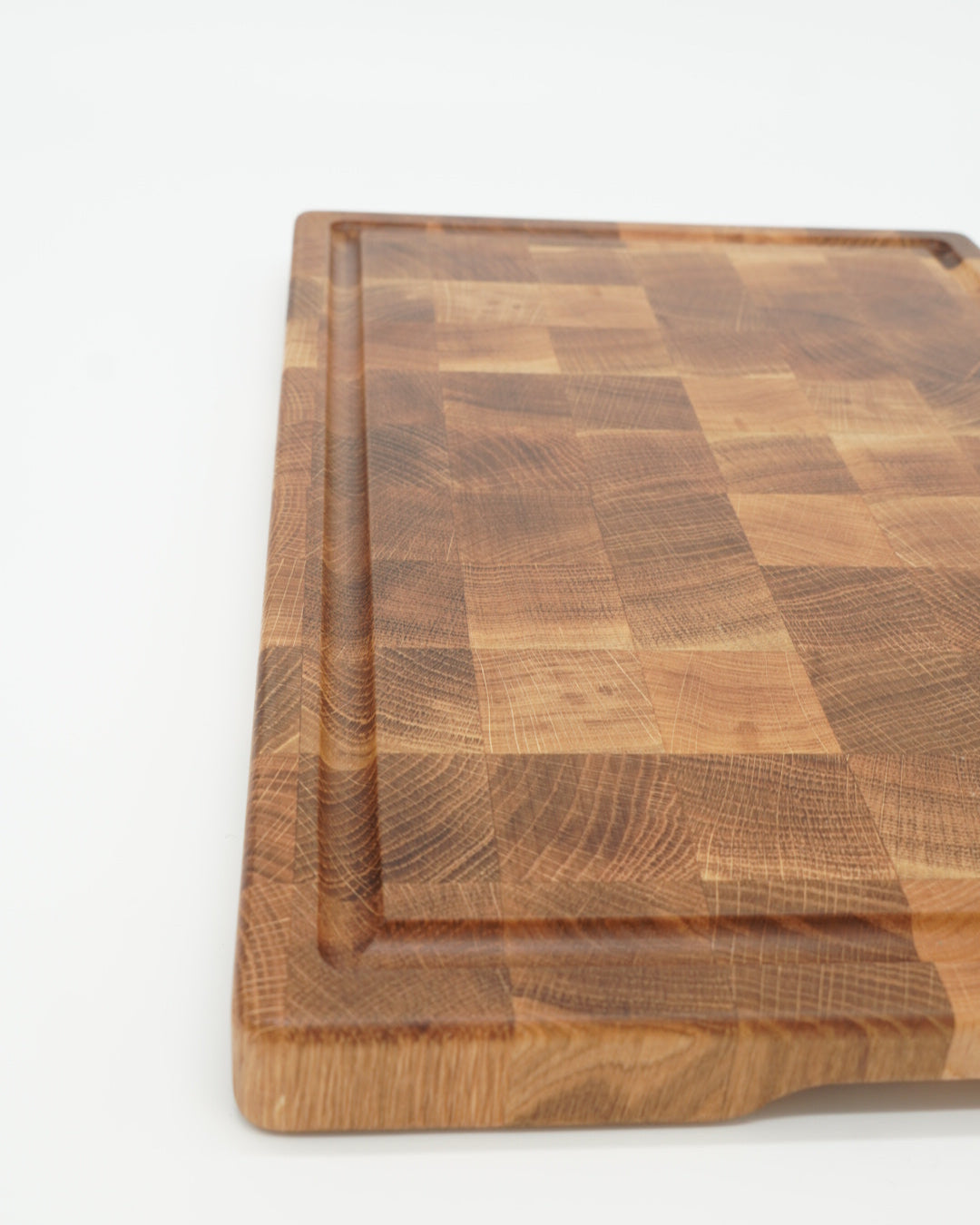 Trengerfjøl laget av solid treverk fra Snekkerbua, et praktisk og holdbart verktøy til kjøkkenet. Ideell for kutting og skjæring av matvarer med presisjon, og gir et naturlig preg til ditt kjøkken.