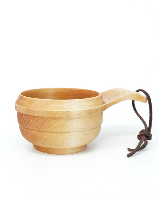 Dreiet trekopp i bjørk, håndlaget med et naturlig og tidløst design fra Snekkerbua. Perfekt for varme drikker eller som en dekorativ gjenstand.