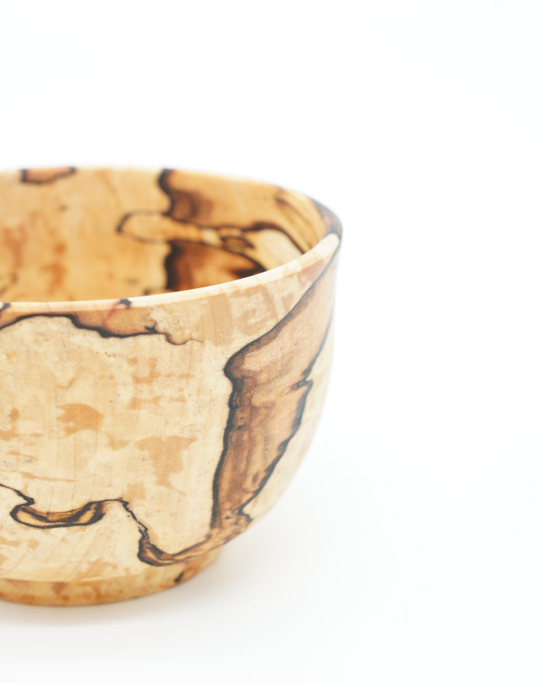 Treskål laget av sur bjerk fra Snekkerbua. Denne skålen er håndlaget med naturlig, rustikk preg og har et unikt uttrykk fra bjerkens naturlige karakter. Et perfekt valg for dem som setter pris på håndverk og funksjon.