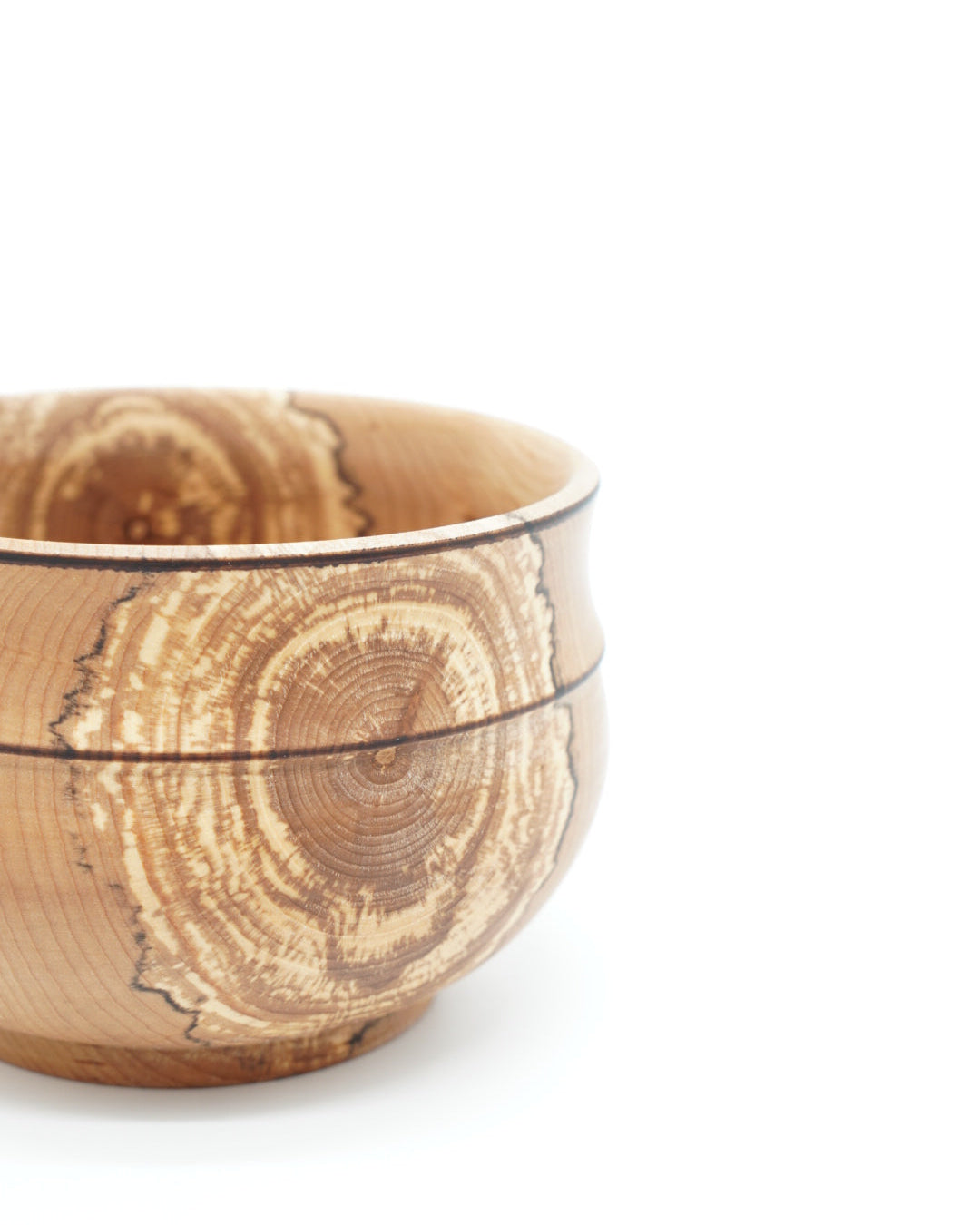 Treskål laget av sur rogn fra Snekkerbua. Denne skålen er laget med fokus på håndverk og bærekraft, og dens karakteristiske tekstur gir et autentisk og naturlig uttrykk. Perfekt for både servering og som dekorativt element.