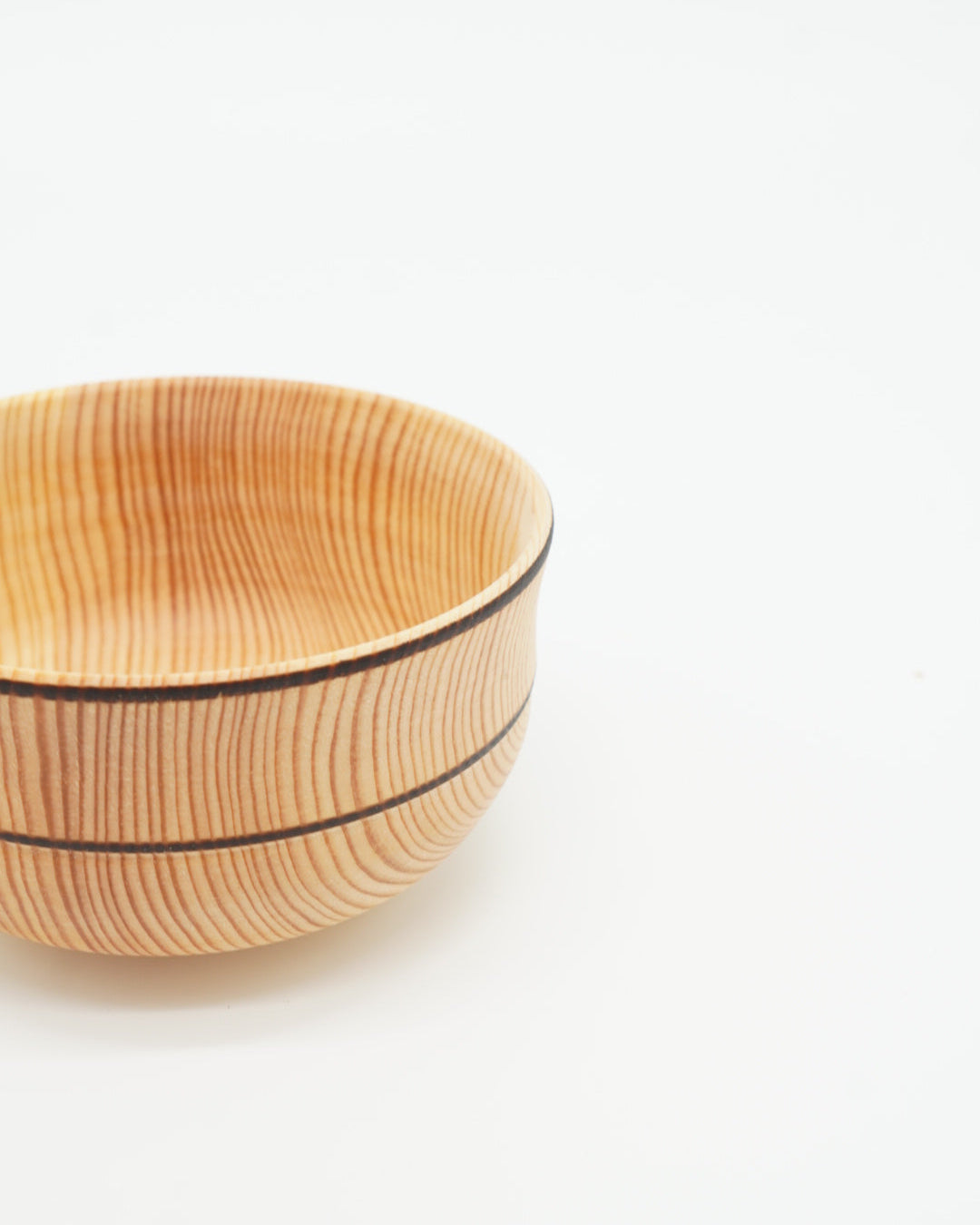 Treskål, dreiet i bjørk fra Snekkerbua. En elegant og naturlig skål laget av bjørketrær, perfekt for både dekorasjon og servering. Håndlaget for å sikre kvalitet og lang holdbarhet.