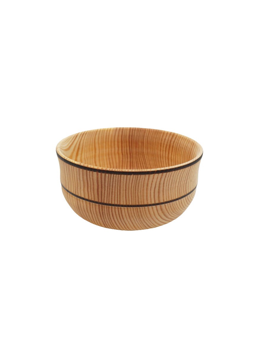 Treskål, dreiet i bjørk fra Snekkerbua. En elegant og naturlig skål laget av bjørketrær, perfekt for både dekorasjon og servering. Håndlaget for å sikre kvalitet og lang holdbarhet.