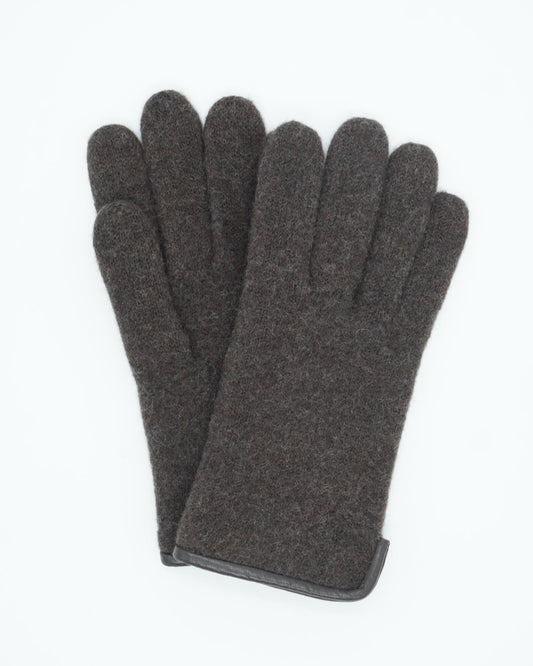 Ullvanter for herre fra Snekkerbua, tilgjengelig i sort, brun og grå farger. Disse vanterne er laget av høy kvalitet ull som gir varig varme og komfort på kalde dager. Den naturlige ullen regulerer temperatur og transporterer fukt, noe som holder hendene både varme og tørre. Perfekte for både hverdagsbruk og utendørsaktiviteter, og gir et stilrent preg til vintergarderoben.