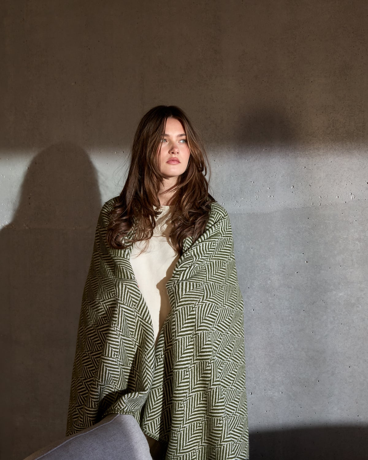 Under a Tree Rørospledd i myk og varm ull fra Røros Tweed, med dekorativt naturinspirert motiv. Norskprodusert kvalitetspledd som gir lun stemning i sofaen, på hytta eller som en del av et stilrent og nordisk interiør.