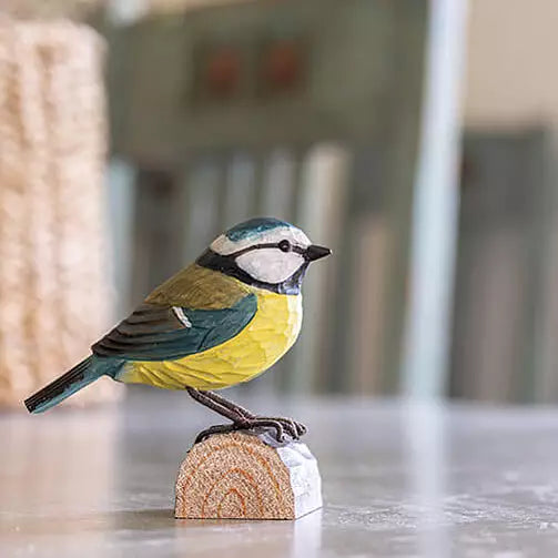 Blåmeis – håndlaget trefugl med detaljert utforming. En vakker og naturlig dekorasjon, perfekt for fugleelskere og som et unikt innslag i hjemmet eller på hytta.