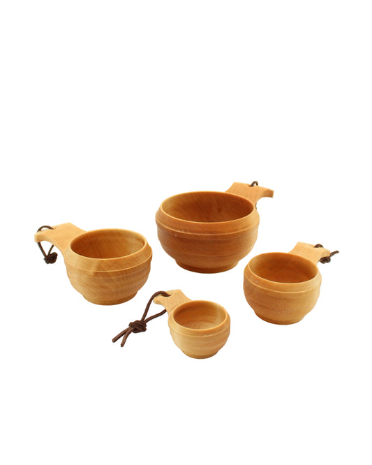 Dreid barnekopp i heltre bjørk, oljet og tilpasset små barnehender. Lett og solid trekopp som passer perfekt til tur, barnehage, hytte og friluftsliv. Norskprodusert kvalitetsprodukt i naturlige materialer.