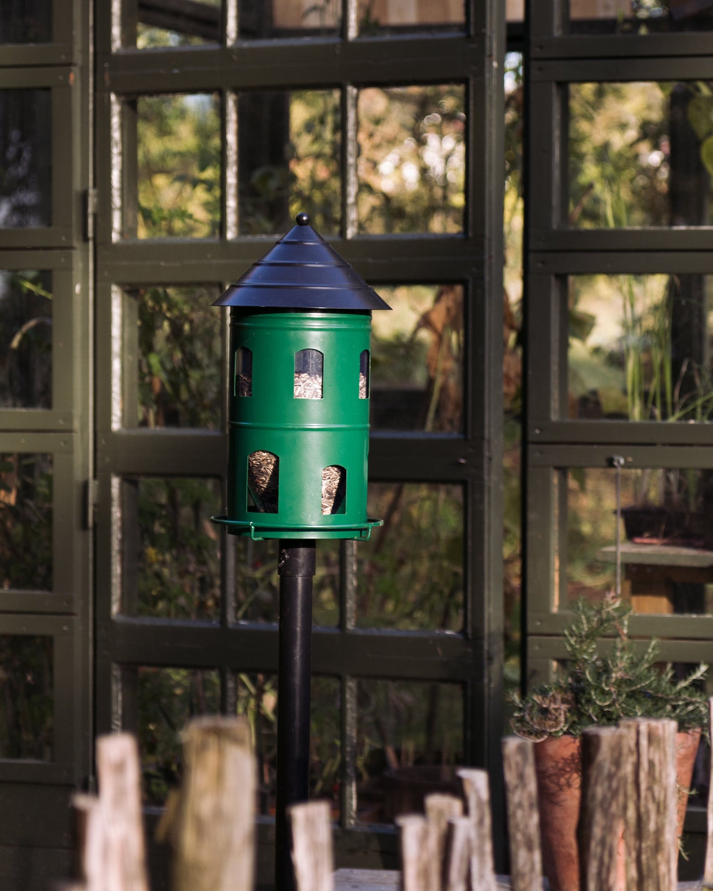 Gigant fuglemater i metall fra Wildlife Garden med stor kapasitet på 6 liter frøblanding. Utstyrt med innvendig plastbeholder og solid holder i pulverlakkert stål som tåler vær og vind. Småfuglene sitter på ringen utenpå materen, noe som hindrer forurensning av frøene i beholderen. Egner seg godt for helårs fôring i hage og uteområde. Monteres på stolpe eller gjerde (skrue og skive medfølger, stolpe følger ikke med). Høyde 42 cm, diameter 22 cm.