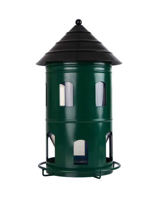 Gigant fuglemater i metall fra Wildlife Garden med stor kapasitet på 6 liter frøblanding. Utstyrt med innvendig plastbeholder og solid holder i pulverlakkert stål som tåler vær og vind. Småfuglene sitter på ringen utenpå materen, noe som hindrer forurensning av frøene i beholderen. Egner seg godt for helårs fôring i hage og uteområde. Monteres på stolpe eller gjerde (skrue og skive medfølger, stolpe følger ikke med). Høyde 42 cm, diameter 22 cm.