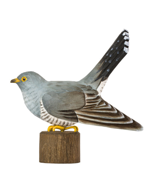 Gjøk trefugl i tre, dekorativ og naturtro fuglefigur med fine detaljer. En håndlaget trefigur som passer perfekt som pynt i hjemmet, på hytta eller som gave til fugleinteresserte. Kvalitetsprodukt i naturlige materialer, tilgjengelig hos Snekkerbua.