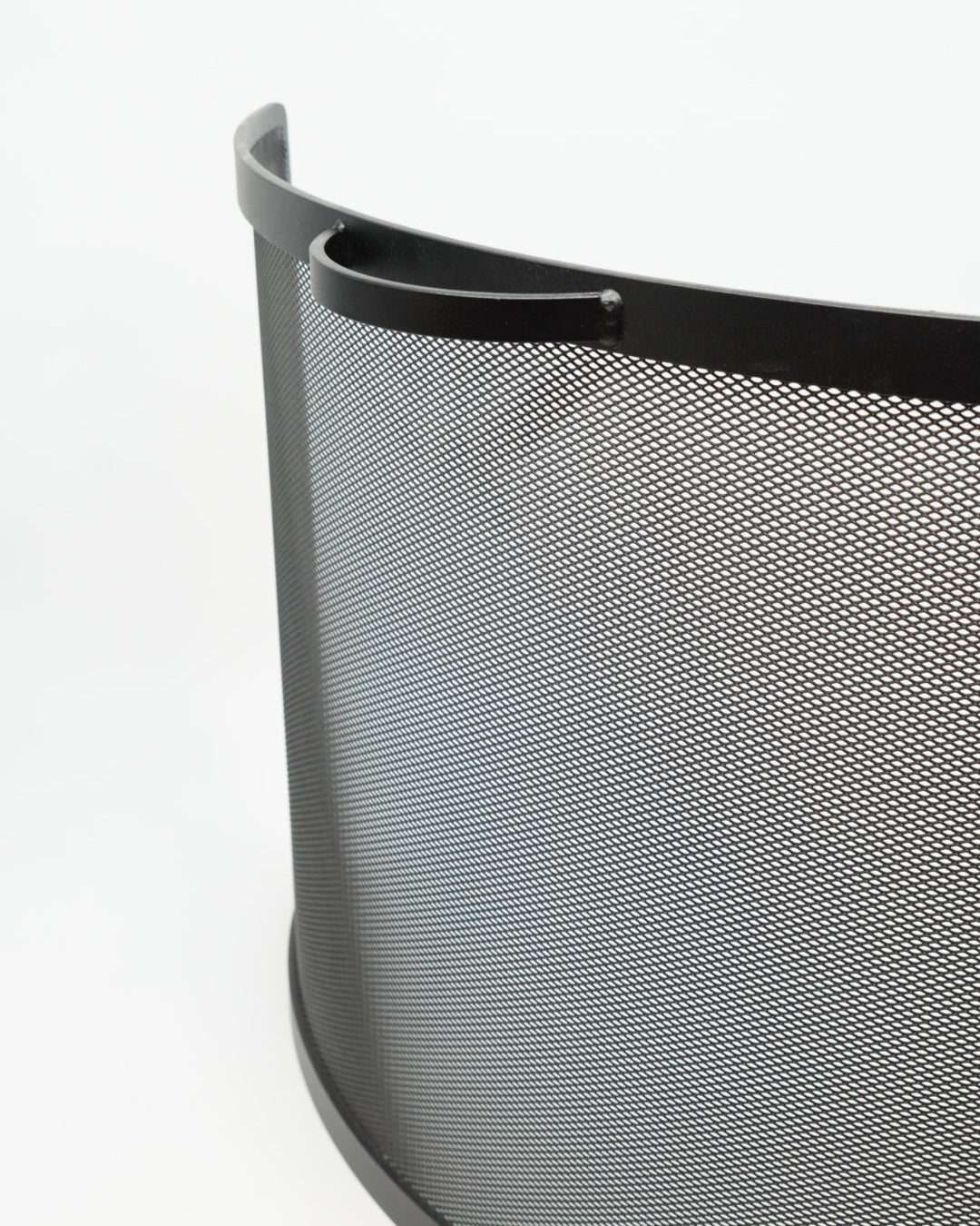 Gnistfangere buet x45 i jern fra Snekkerbua – håndlagde gnistfangere med buet design og 45 cm høyde, ideelle for å beskytte mot gnister og gi et solid, stilfullt innslag til uteområdet.