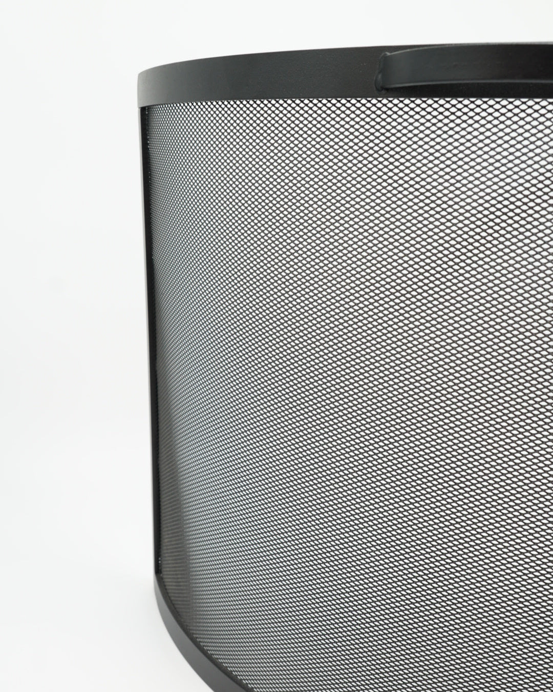 Gnistfangere buet x45 i jern fra Snekkerbua – håndlagde gnistfangere med buet design og 45 cm høyde, ideelle for å beskytte mot gnister og gi et solid, stilfullt innslag til uteområdet.