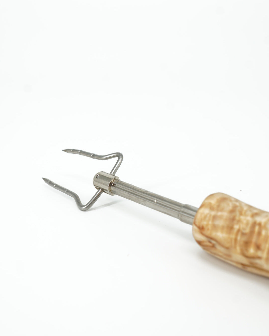 Grillpinne i masurbjørk fra Snekkerbua – en håndlaget og elegant grillpinne i masurbjørk, perfekt for grilling med et naturlig preg og ekstra holdbarhet.