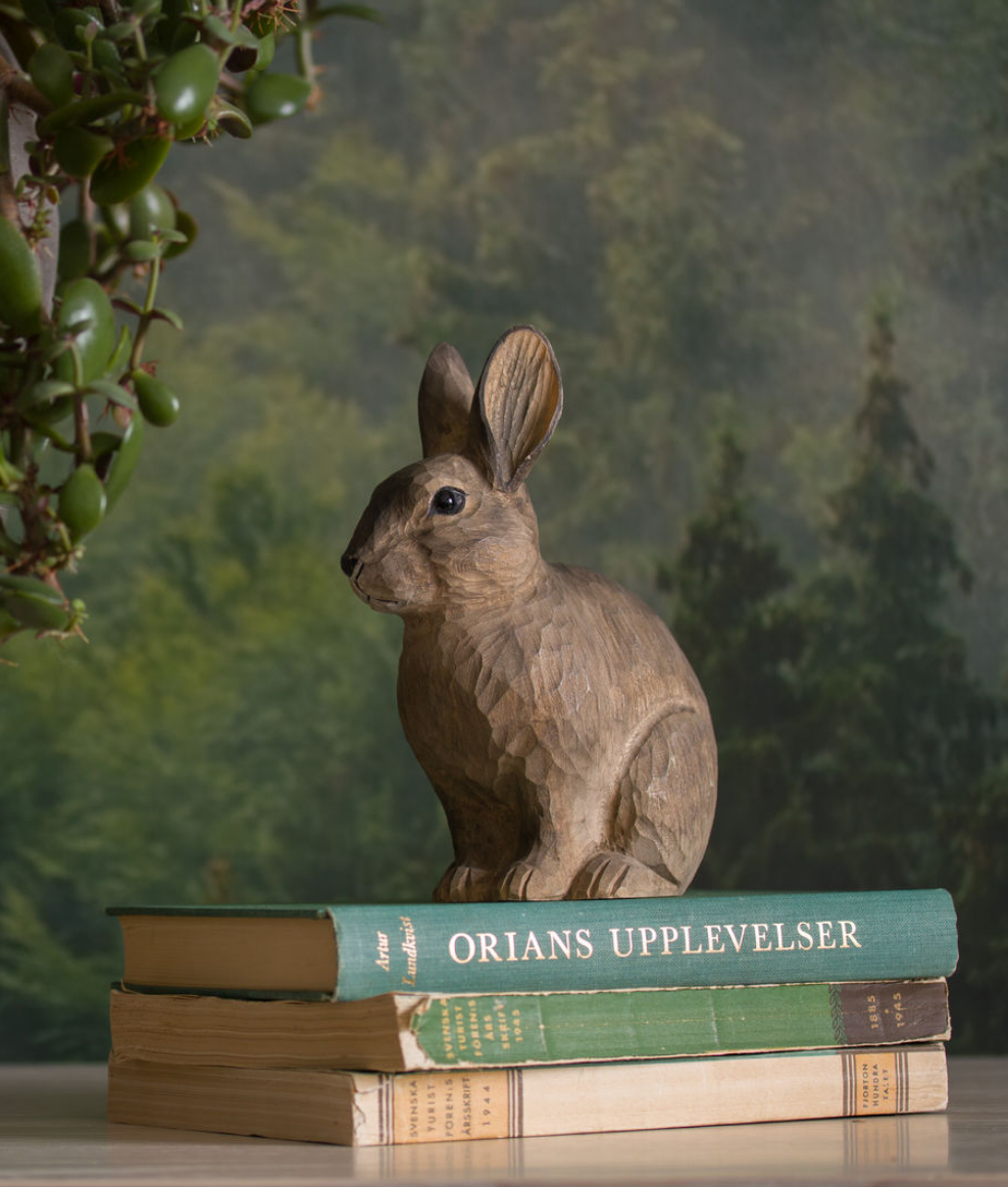 Hare – håndlaget tredyr fra Snekkerbua, designet med detaljer som speiler den norske naturens skjønnhet. En flott dekorasjon for dyrelskere eller som en unik gave.