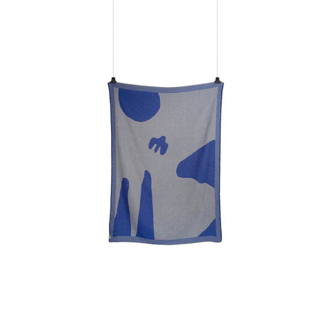 House on the Hill Rørospledd i myk og varm ull fra Røros Tweed, med dekorativt mønster og høy kvalitet. Norskprodusert ullpledd som passer perfekt i sofaen, på hytta eller som et lunt og stilfullt interiørelement.