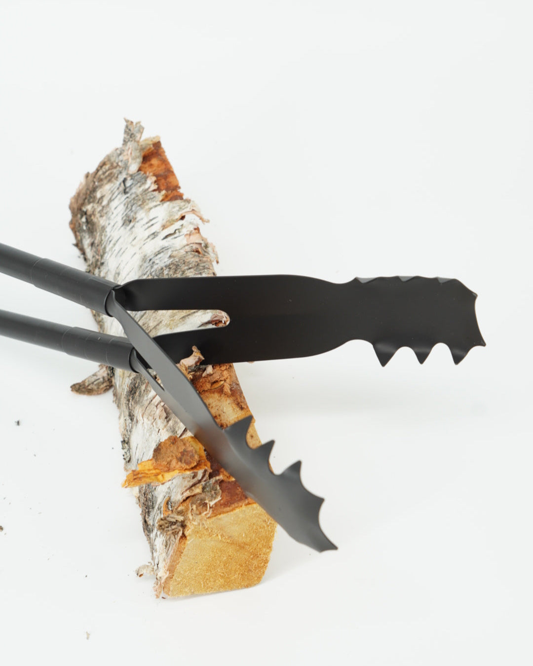 Krokodille peisklype fra Snekkerbua – en robust og funksjonell peisklype med krokodille-design, perfekt for å håndtere ved og trekull på en trygg og stilfull måte. Et praktisk verktøy til peisen som også fungerer som et dekorativt element i hjemmet.
