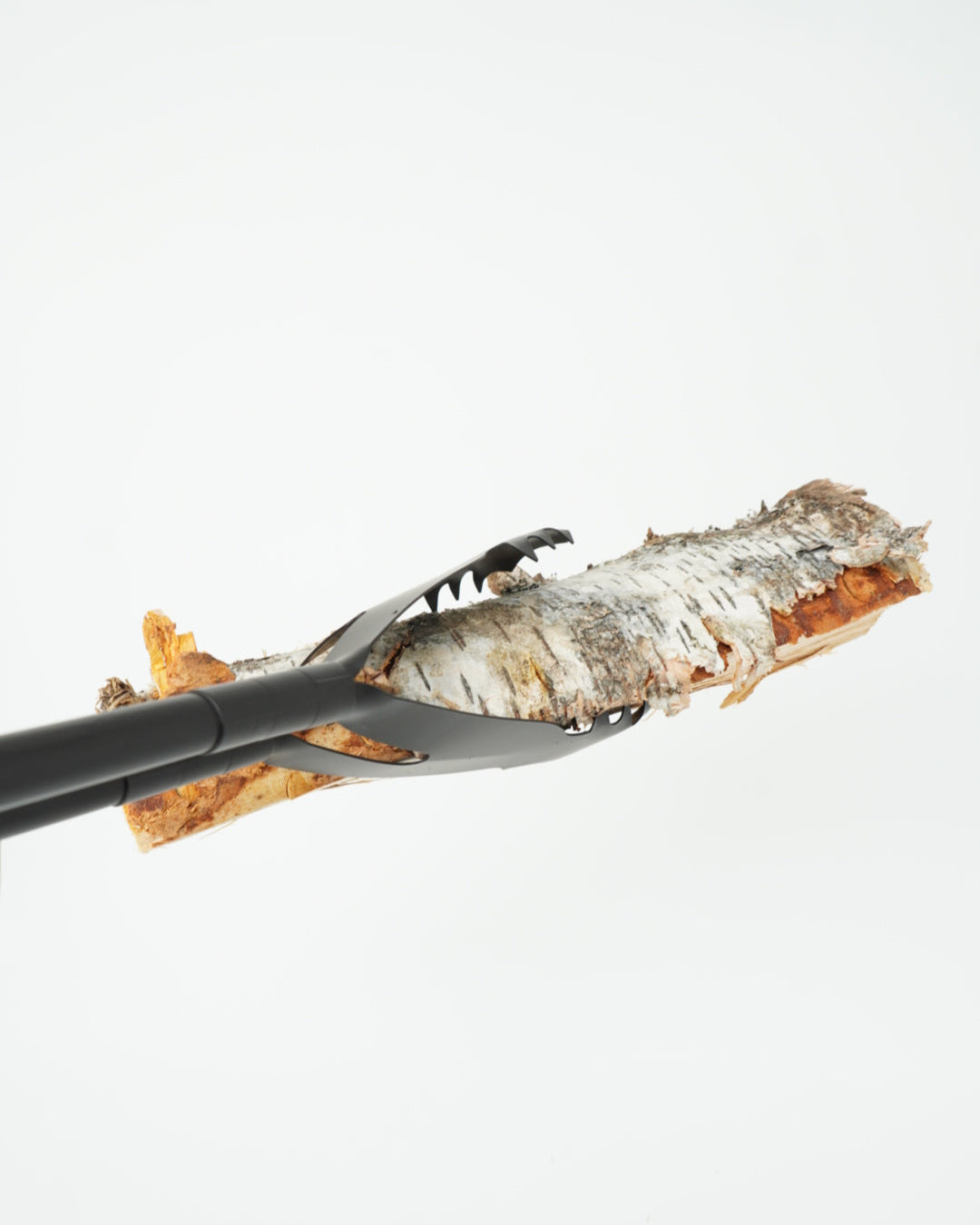 Krokodille peisklype fra Snekkerbua – en robust og funksjonell peisklype med krokodille-design, perfekt for å håndtere ved og trekull på en trygg og stilfull måte. Et praktisk verktøy til peisen som også fungerer som et dekorativt element i hjemmet.