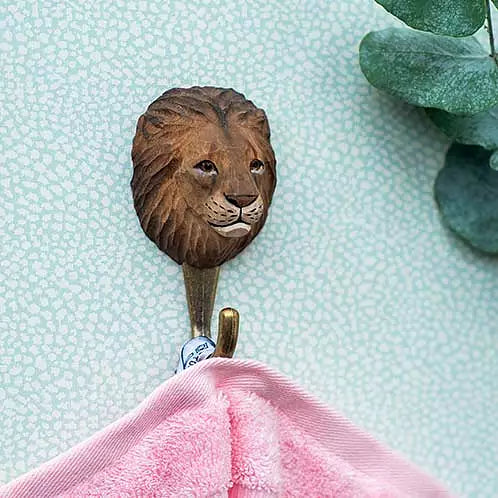 Løve-Krok fra Snekkerbua, en dekorativ og solid jernkrok formet som en løve. Perfekt for å tilføre et unikt og kraftfullt preg til hjemmet, enten i gangen, på hytta eller i stuen.