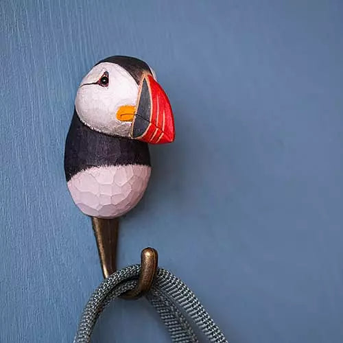 Lundefugl-Krok fra Snekkerbua, en dekorativ krok i form av en lundefugl. Håndlaget og perfekt for å tilføre et naturlig preg til ditt hjem eller hytte, samtidig som den er funksjonell som en krok til oppheng.