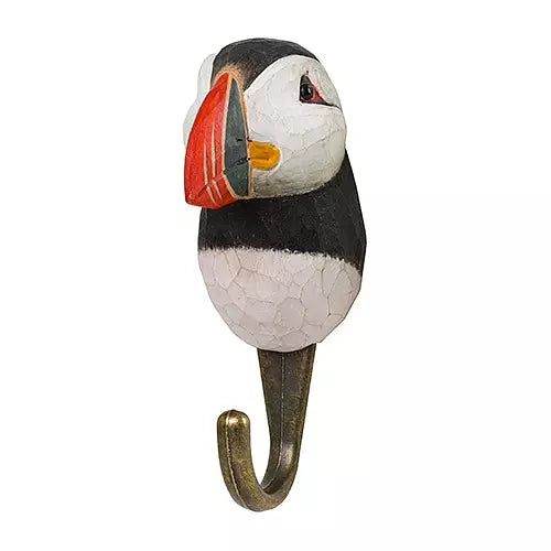 Lundefugl-Krok fra Snekkerbua, en dekorativ krok i form av en lundefugl. Håndlaget og perfekt for å tilføre et naturlig preg til ditt hjem eller hytte, samtidig som den er funksjonell som en krok til oppheng.