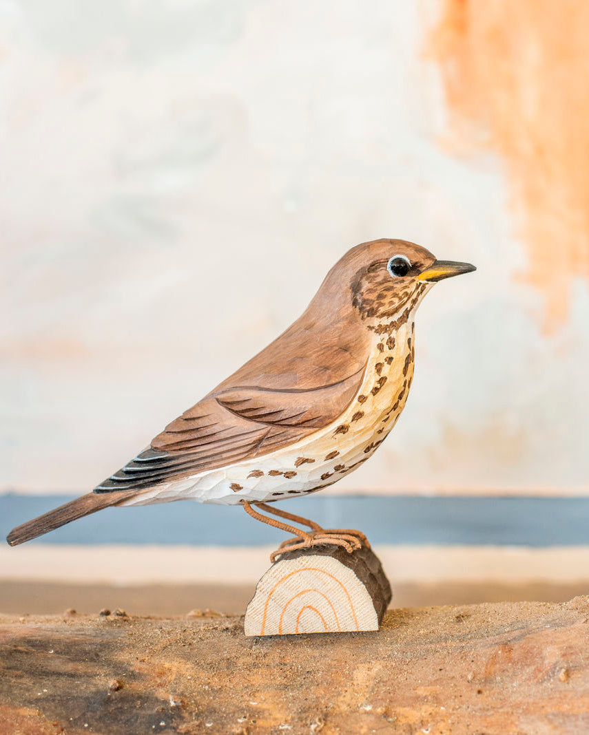 Måltrost – Trefugl fra Wildlife Garden og Snekkerbua, håndlaget trefigur som skildrer den vakre måltrosten. En flott dekorasjon for hjemmet eller en gave til naturelskere. Perfekt for å bringe naturens skjønnhet inn i stuen.