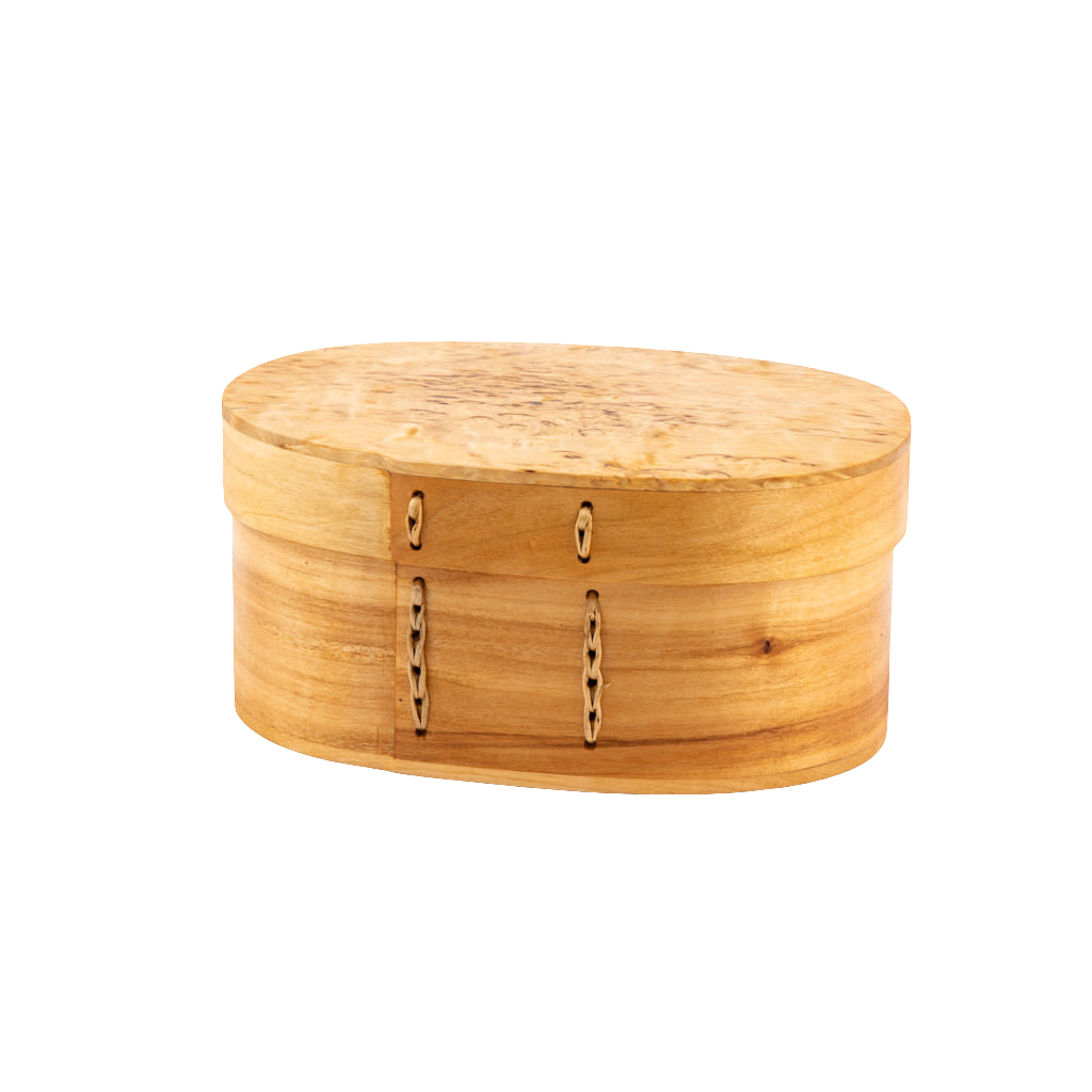 Matboks i Tre fra Snekkerbua, en klassisk og bærekraftig løsning for matoppbevaring. Laget av solid treverk, denne matboksen kombinerer funksjonalitet med naturlig skjønnhet. Perfekt for både pikniker og daglig bruk, og et miljøvennlig alternativ til plastbokser.