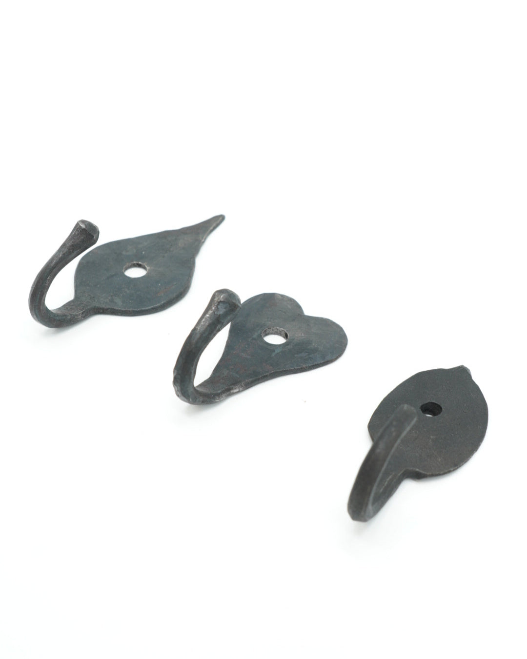 Mellomstore Jernkroker fra Snekkerbua, håndlagde kroker i robust jern som kombinerer funksjonalitet og stil. Perfekte for oppheng i både hjemmet og på hytta, og gir et rustikt preg på enhver vegg. Ideelle for oppbevaring av jakker, klær eller andre småting.