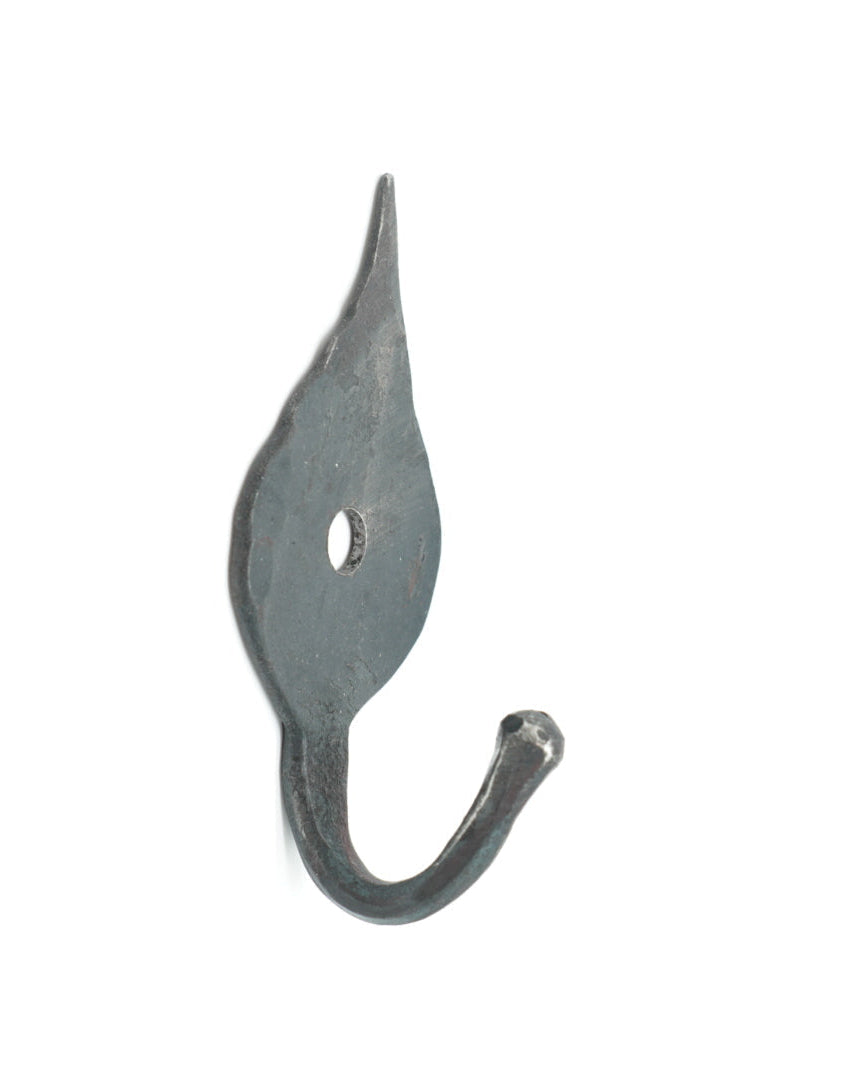 Mellomstore Jernkroker fra Snekkerbua, håndlagde kroker i robust jern som kombinerer funksjonalitet og stil. Perfekte for oppheng i både hjemmet og på hytta, og gir et rustikt preg på enhver vegg. Ideelle for oppbevaring av jakker, klær eller andre småting.