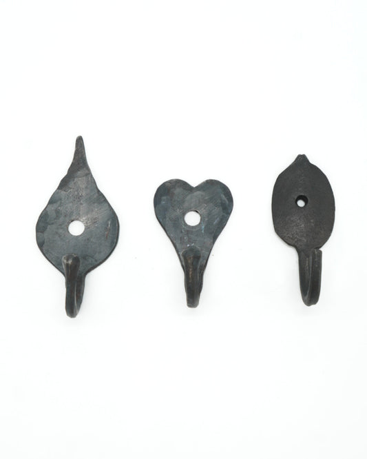 Mellomstore Jernkroker fra Snekkerbua, håndlagde kroker i robust jern som kombinerer funksjonalitet og stil. Perfekte for oppheng i både hjemmet og på hytta, og gir et rustikt preg på enhver vegg. Ideelle for oppbevaring av jakker, klær eller andre småting. Alle krokene på ett bilde.