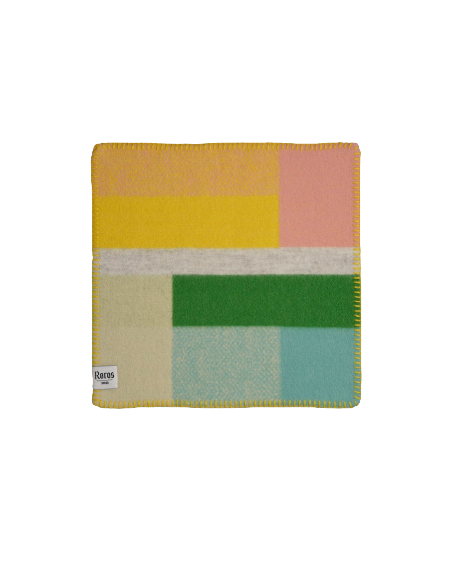 Mikkel Pastel Sitteunderlag fra Snekkerbua, produsert av Røros Tweed. Et komfortabelt og fargerikt sitteunderlag i pastelltoner, laget for å gi både varme og stil. Perfekt for turer i naturen eller som ekstra komfort på utendørs arrangementer.