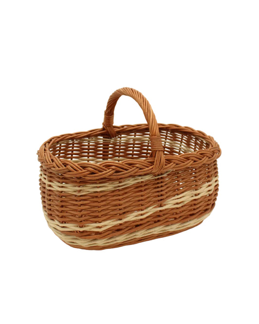 Mindre soppkurv i lys pil, lett og smal modell med lav hank som gjør den enkel og behagelig å bære. Perfekt til sopptur, mindre strikketøy eller som barnekurv for små soppplukkere. Håndflettet kurv i naturmateriale, mål 35 x 24 x 17/26 cm, praktisk til tur og friluftsliv.