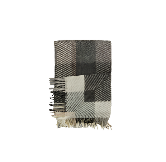 Myrull Lys Grå – Ullpledd fra Røros Tweed, vevd i 100 % norsk ull. Et mykt og varmt pledd i lysegrå nyanser, perfekt for koselige kvelder hjemme eller på hytta. Skandinavisk design og kvalitet i tidløs stil.