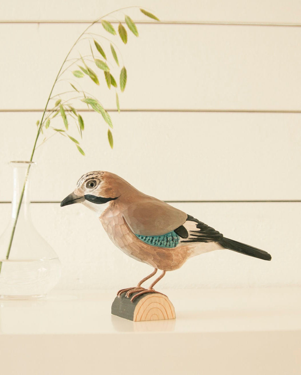 Nøtteskrike – trefugl fra Wildlife Garden hos Snekkerbua, håndmalt trefigur med naturtro detaljer. En vakker dekorasjon for fugleelskere og samlere.