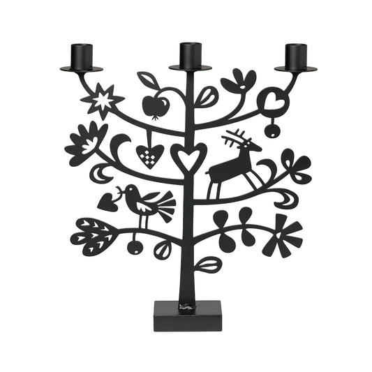 Nordic Light jernlysestake fra Snekkerbua, en elegant og stilren lysestake i smijern. Skaper en lun atmosfære i hjemmet og passer perfekt til enhver interiørstil.