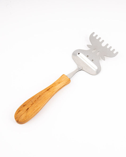 Ostehøvel med elgemotiv fra Snekkerbua, en unik og stilfull kjøkkenredskap som kombinerer funksjon og naturinspirert design. Perfekt for ostelskere og som en dekorativ detalj på bordet.