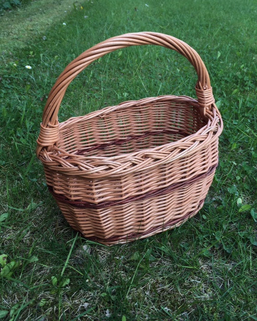 Oval barnekurv fra Snekkerbua, en søt og praktisk kurv håndlaget i tre. Perfekt som oppbevaring til småting eller som en fin gave til barn.