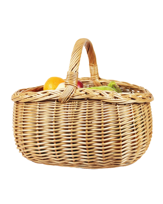 Oval kurv fra Snekkerbua, håndlaget i tre med et tidløst design. Perfekt for oppbevaring eller som en dekorativ detalj i hjemmet.