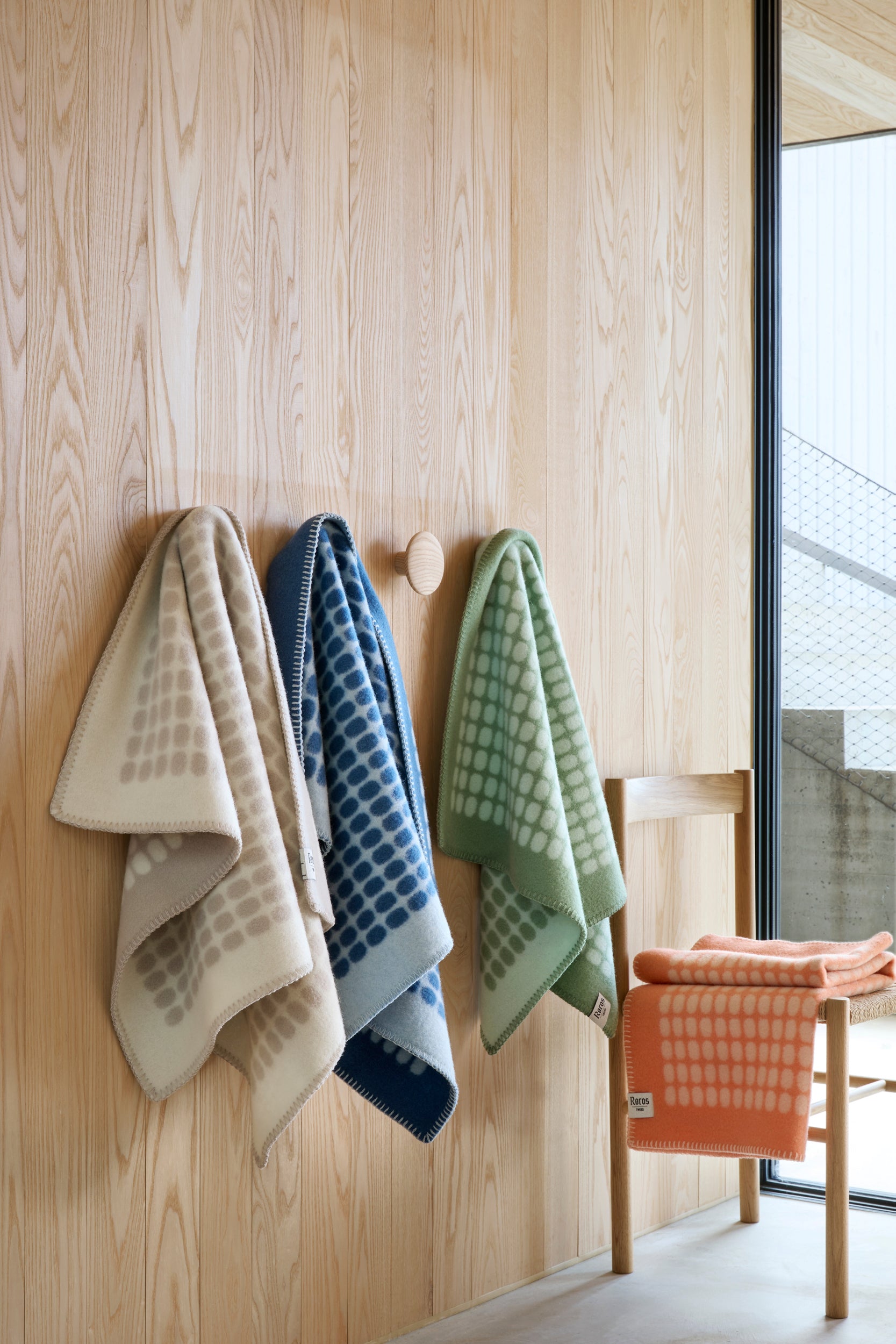 Palette Blått Halvpledd fra Røros Tweed, et elegant og mykt ullpledd med en nydelig blå farge. Skap en koselig stemning og nyt komforten med dette kvalitetspleddet, ideelt for både sofakos og ekstra varme på kalde dager.