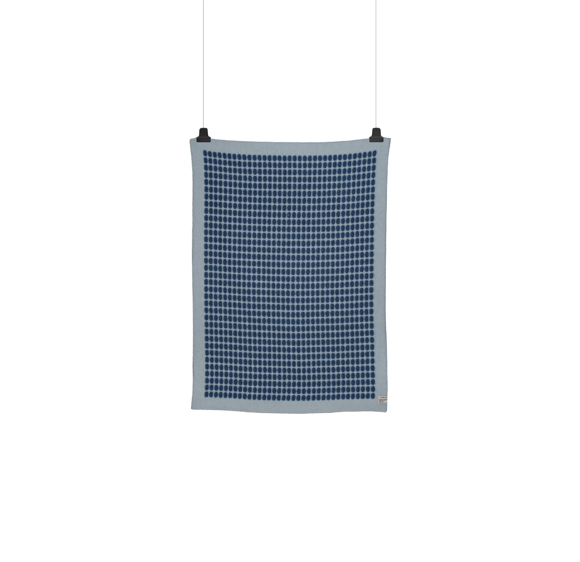 Palette Blått Halvpledd fra Røros Tweed, et elegant og mykt ullpledd med en nydelig blå farge. Skap en koselig stemning og nyt komforten med dette kvalitetspleddet, ideelt for både sofakos og ekstra varme på kalde dager.