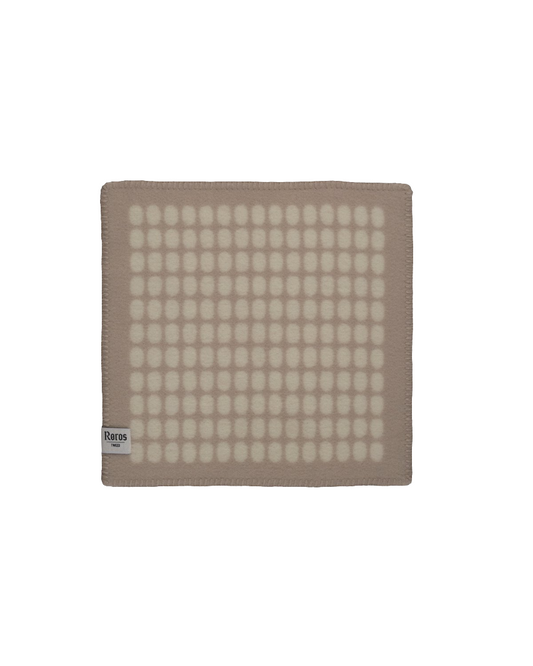 Palette Clay Sitteunderlag fra Snekkerbua, et stilfullt og komfortabelt sitteunderlag i farger som gir en naturlig og varm følelse. Perfekt for utendørs eventyr eller som et funksjonelt tilbehør til hjemmet.