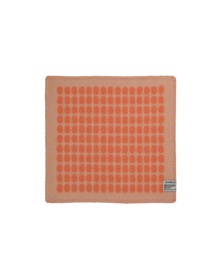 Palette Orange Sitteunderlag fra Snekkerbua, et praktisk og fargerikt sitteunderlag som gir både komfort og stil. Den varme oransje tonen er ideell for både utendørsbruk og innendørs dekorasjon. Røros Tweed.