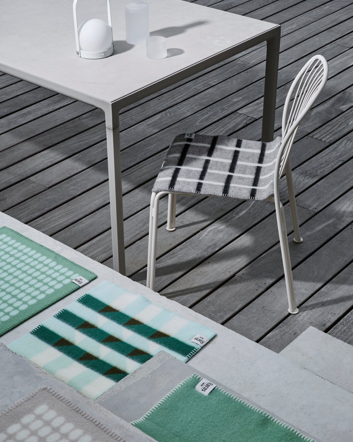 Palette Sage sitteunderlag fra Røros Tweed – Et stilrent og komfortabelt sitteunderlag i varm grønnfarge, perfekt for både utendørs og innendørs bruk. Håndlaget med kvalitet og detaljer, fra den anerkjente produsenten Røros Tweed.
