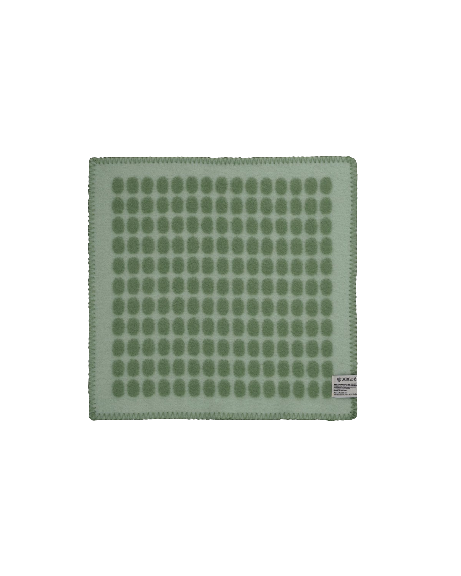 Palette Sage sitteunderlag fra Røros Tweed – Et stilrent og komfortabelt sitteunderlag i varm grønnfarge, perfekt for både utendørs og innendørs bruk. Håndlaget med kvalitet og detaljer, fra den anerkjente produsenten Røros Tweed.
