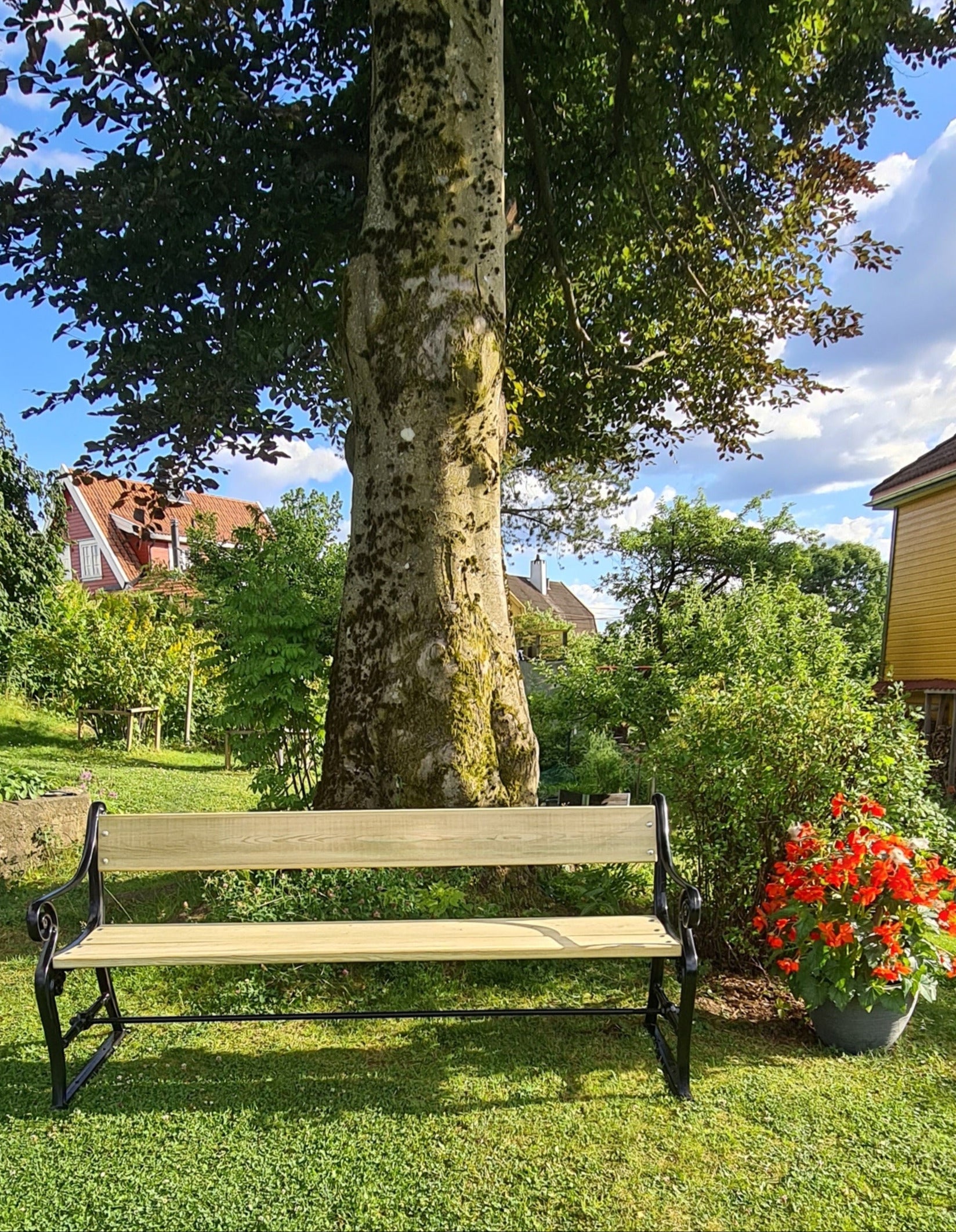 Parkbenk fra Ulefos, en solid og tidløs benk som passer perfekt til både hagen og uteområder. Laget av slitesterkt materiale for langvarig bruk, gir den en komfortabel plass til å nyte utendørslivet. I elementet sitt.