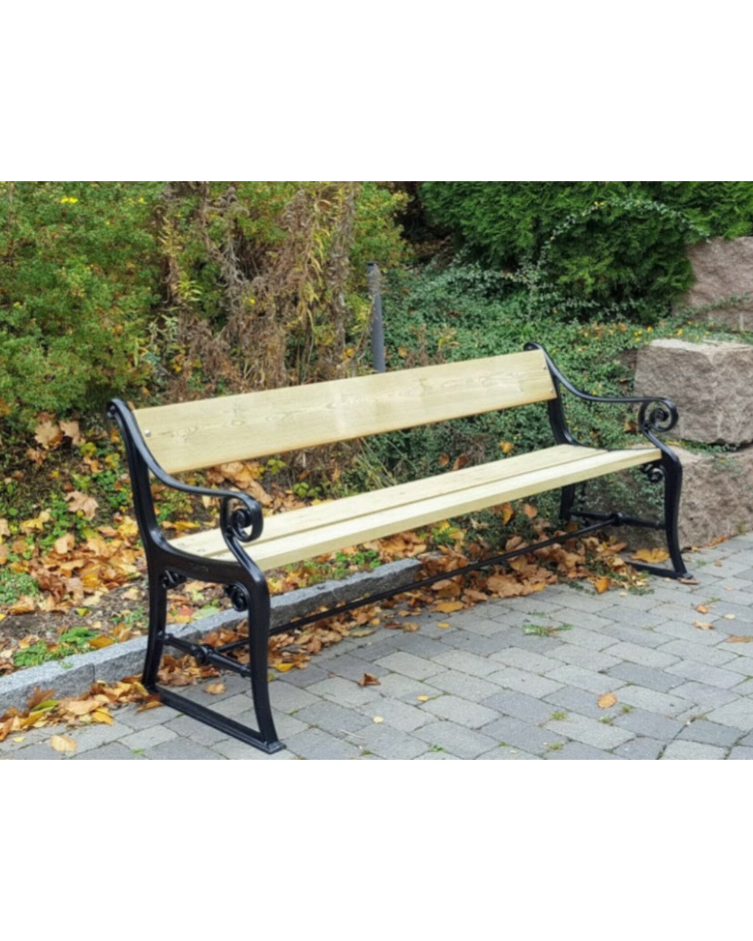 Parkbenk fra Ulefos, en solid og tidløs benk som passer perfekt til både hagen og uteområder. Laget av slitesterkt materiale for langvarig bruk, gir den en komfortabel plass til å nyte utendørslivet.