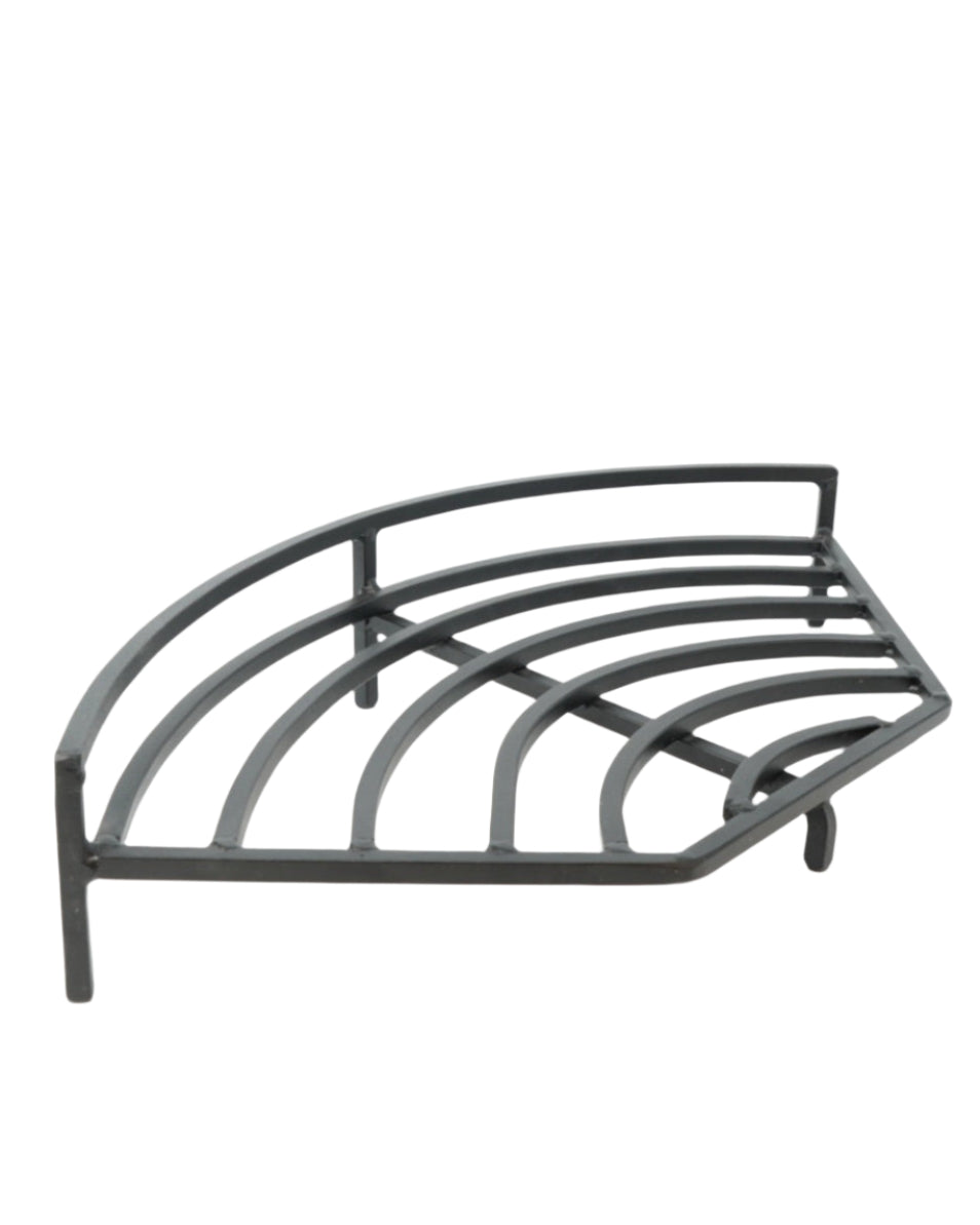 Peisrist rett hjørne i smijern fra Snekkerbua, håndlaget for holdbarhet og funksjonalitet. Denne peisristen er designet for å passe perfekt i hjørnet av peisen, og gir både praktisk bruk og en estetisk tilleggsverdi til ditt hjem. Laget av solid smijern, holder den brensel på plass og sørger for optimal luftstrøm for effektiv forbrenning. Med sitt enkle, tidløse design er den et utmerket valg for peiser med hjørneløsning, og gir en stilfull og funksjonell løsning til hjemmet ditt.